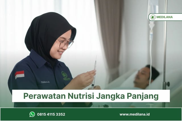 Perawat menyiapkan asupan nutrisi enteral melalui NGT di rumah.