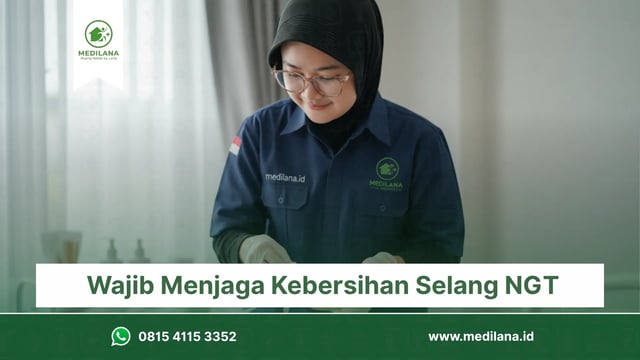 Seorang caregiver atau perawat sedang membersihkan area pemasangan selang medis, seperti NGT atau kateter urin, di lingkungan rumah.