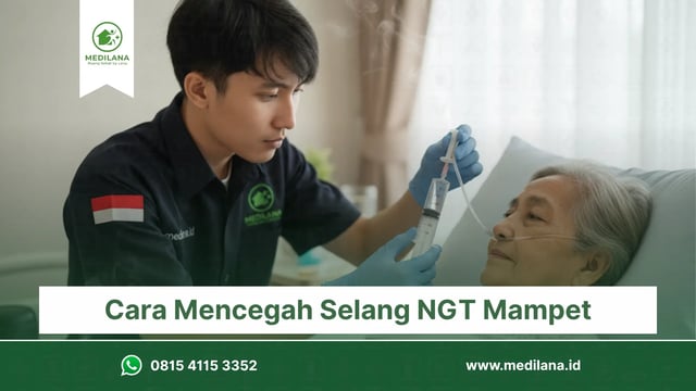 Seorang caregiver membilas selang NGT dengan air hangat setelah selesai memberi makan pasien.