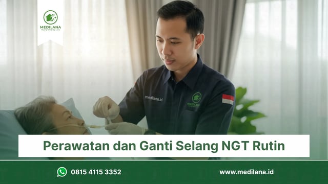 Perawat sedang mengganti atau merawat selang NGT (Nasogastric Tube) pasien di lingkungan rumah.
