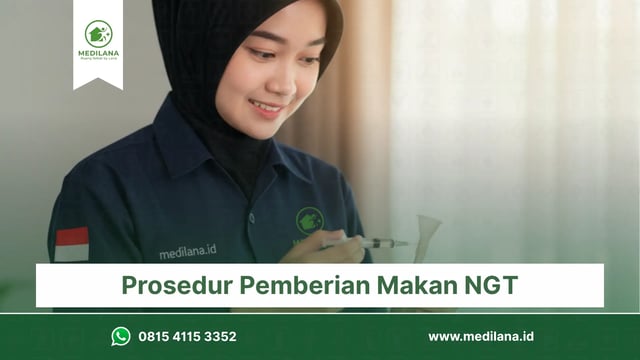 Perawat atau caregiver menyiapkan air putih hangat untuk membersihkan selang NGT pasien sebelum memberikan nutrisi utama.