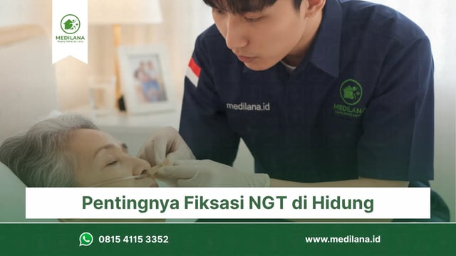 Perawat atau caregiver sedang memposisikan atau mengganti plester selang NGT (Nasogastric Tube) di hidung pasien.
