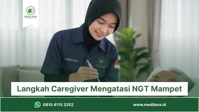 Seorang caregiver sedang mengecek dan merawat posisi selang NGT pada pasien di rumah.